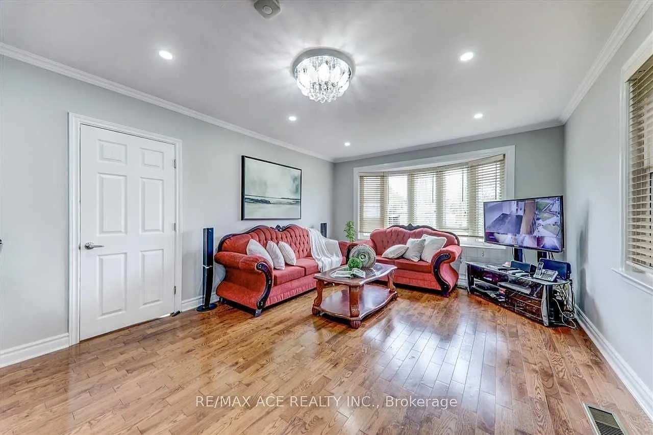 3 bed, $2,700 — Photo 2