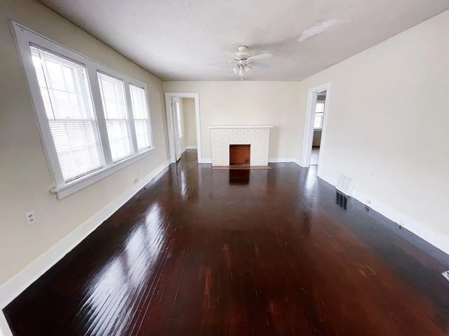 2 bedroom home in great neighborhood — Photo 2