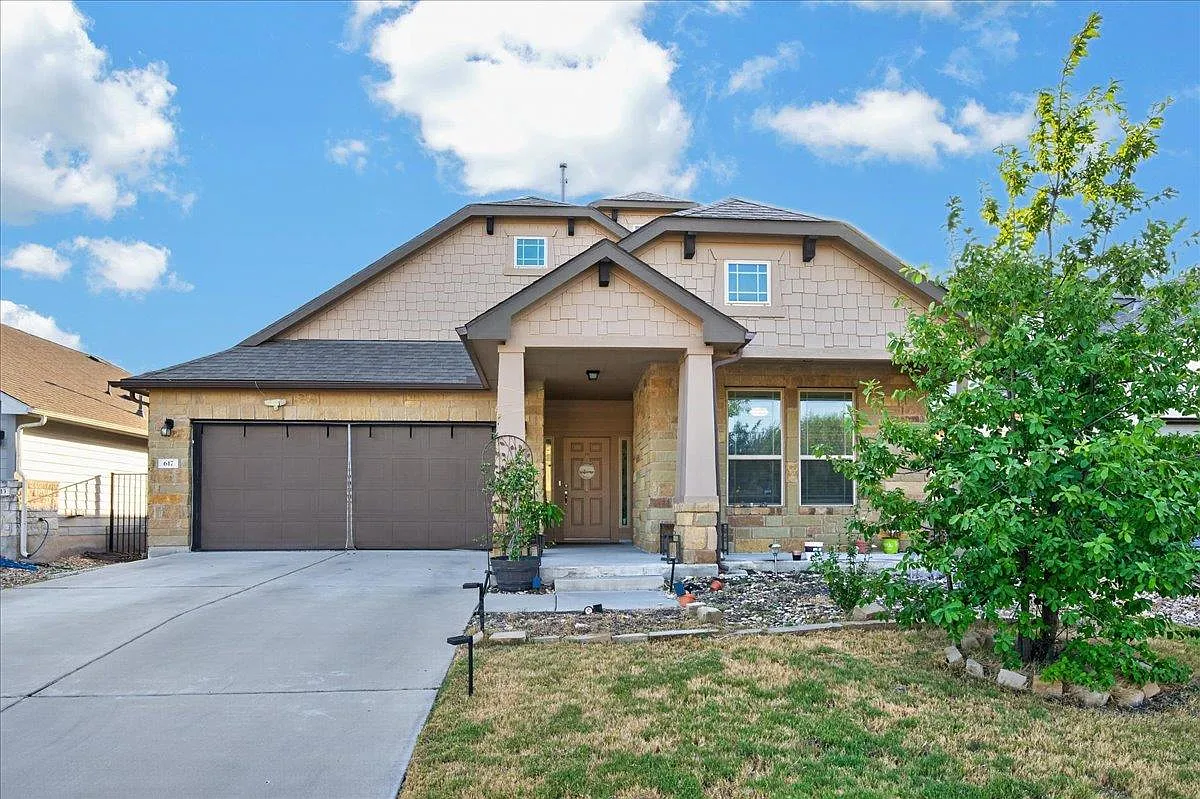 4 bed, 3.0 bath, 2473 sqft, $2,395 — Photo 1