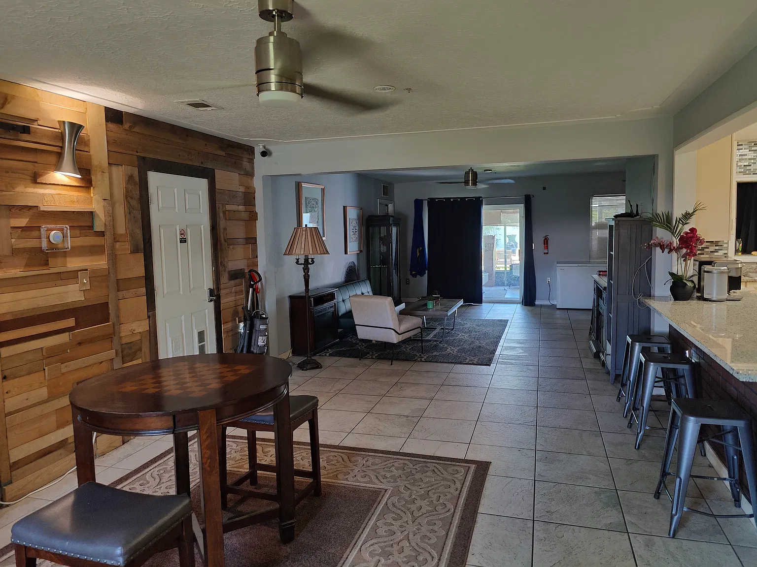 7 bed, 3005 sqft, $900 — Photo 4