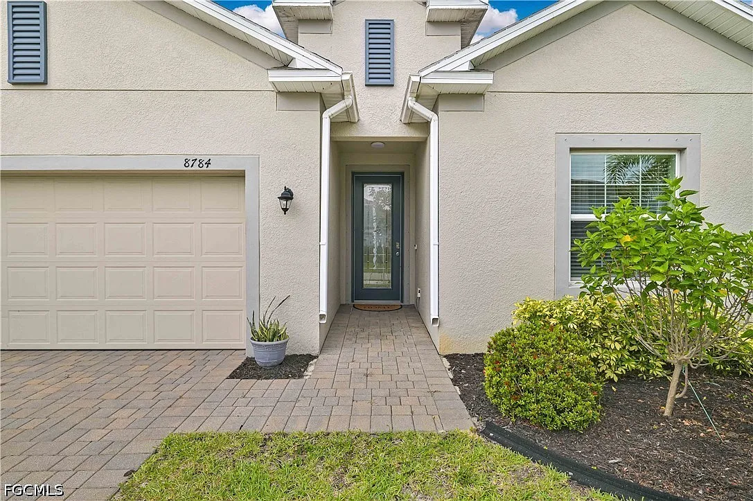 4 bed, 2.0 bath, 2156 sqft, $2,600 — Photo 2