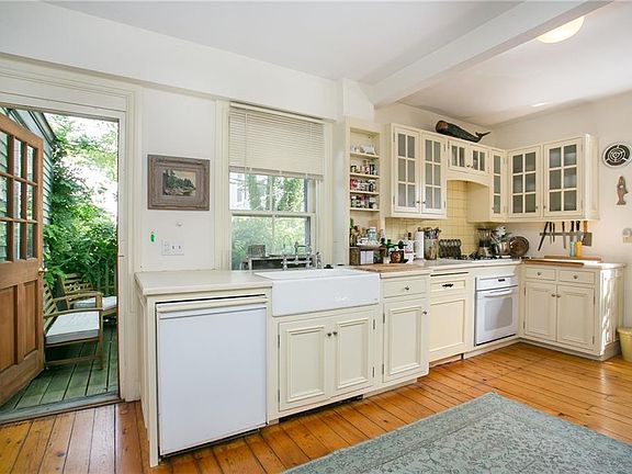 4th image of 94 Spring St #2