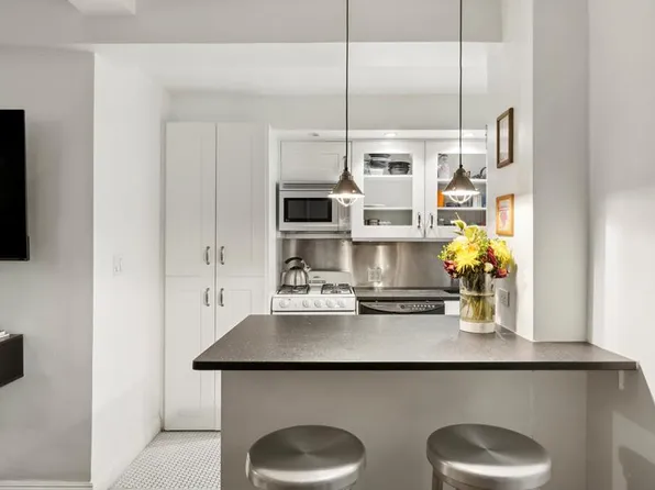 424 East 52nd Street 2D image 3 of 12