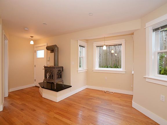 4th image of 2881 Bush St