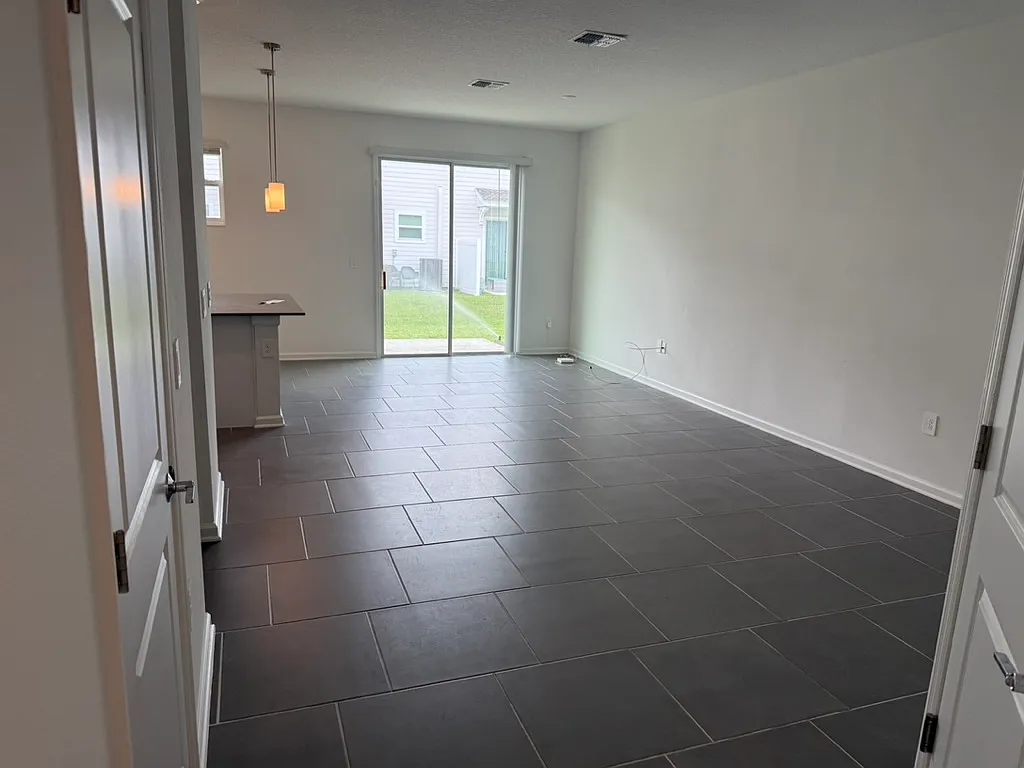 3 bed, 2.5 bath, 1674 sqft, $2,100 — Photo 2