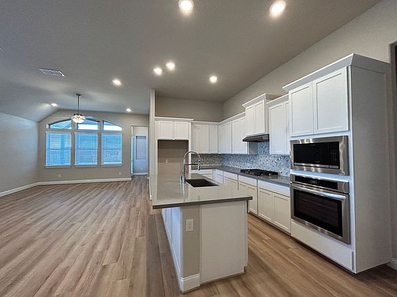 4th image of 740 Navarro St