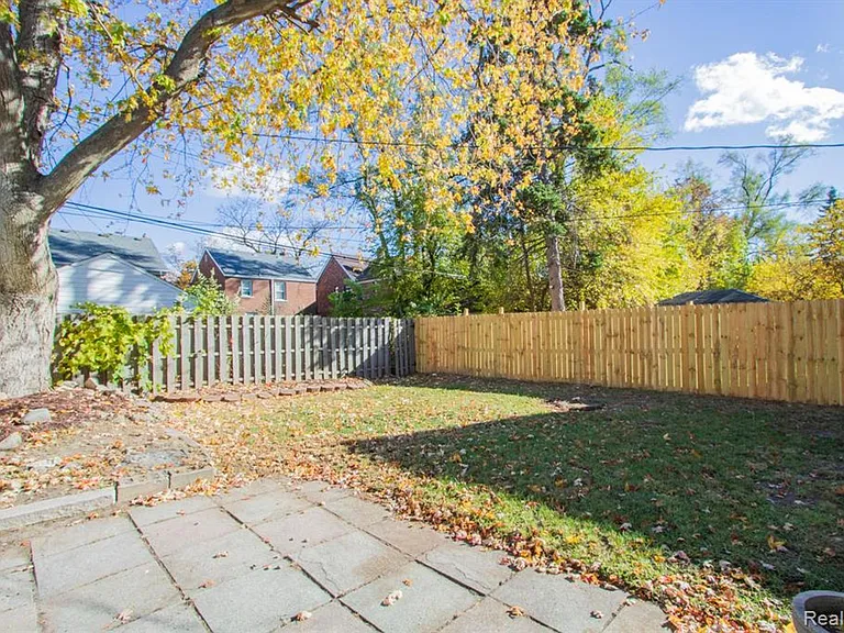 16896 Manor St — Photo 24