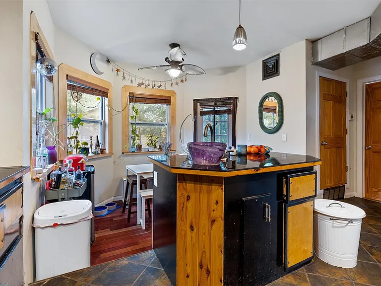 2409 E 9th St #A — Photo 11