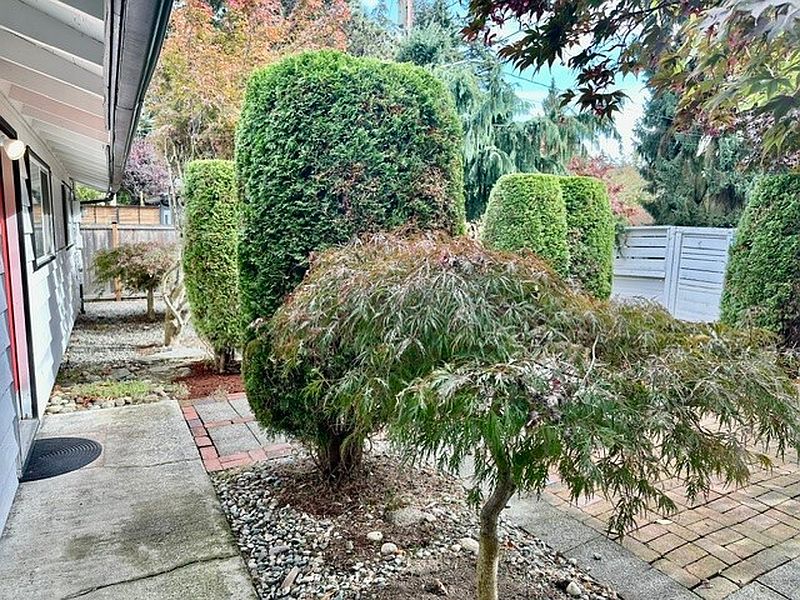 4th image of 426 S 193rd Street