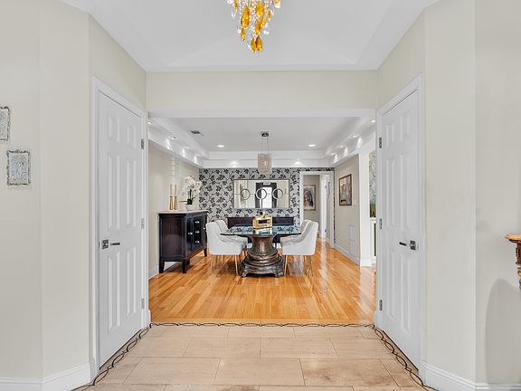5th image of 326 N Doheny Dr