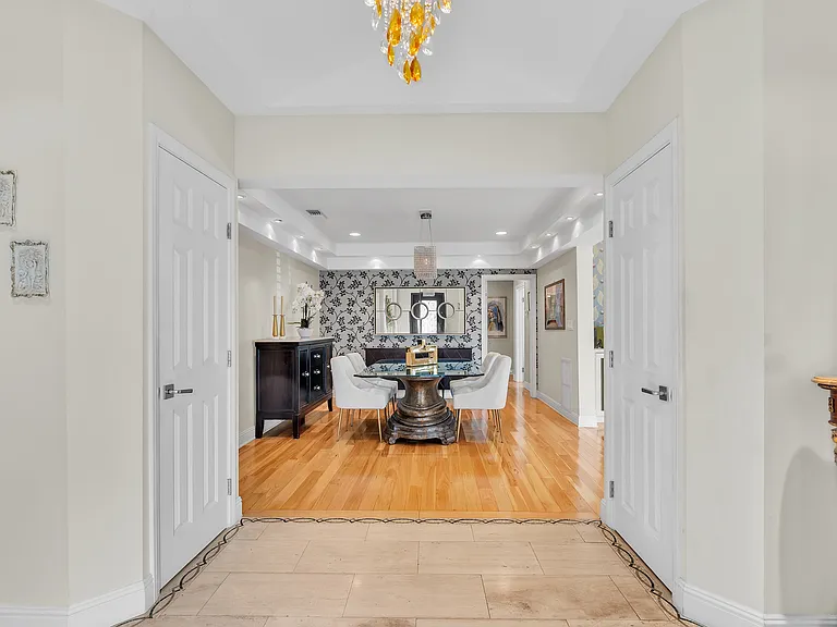 326 N Doheny Dr — Photo 8