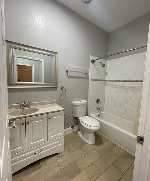 704 SW 6th St — Photo 8