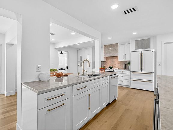 3rd image of 2001 SW Roma Way SW