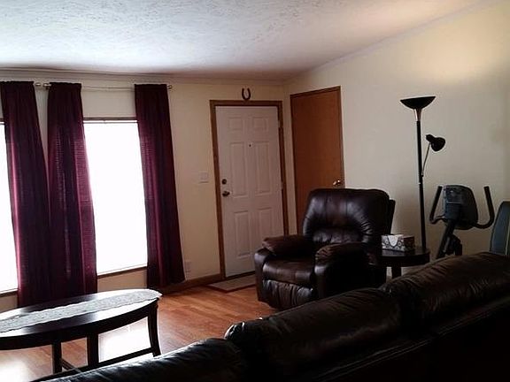 2nd image of 33 Oak Ct