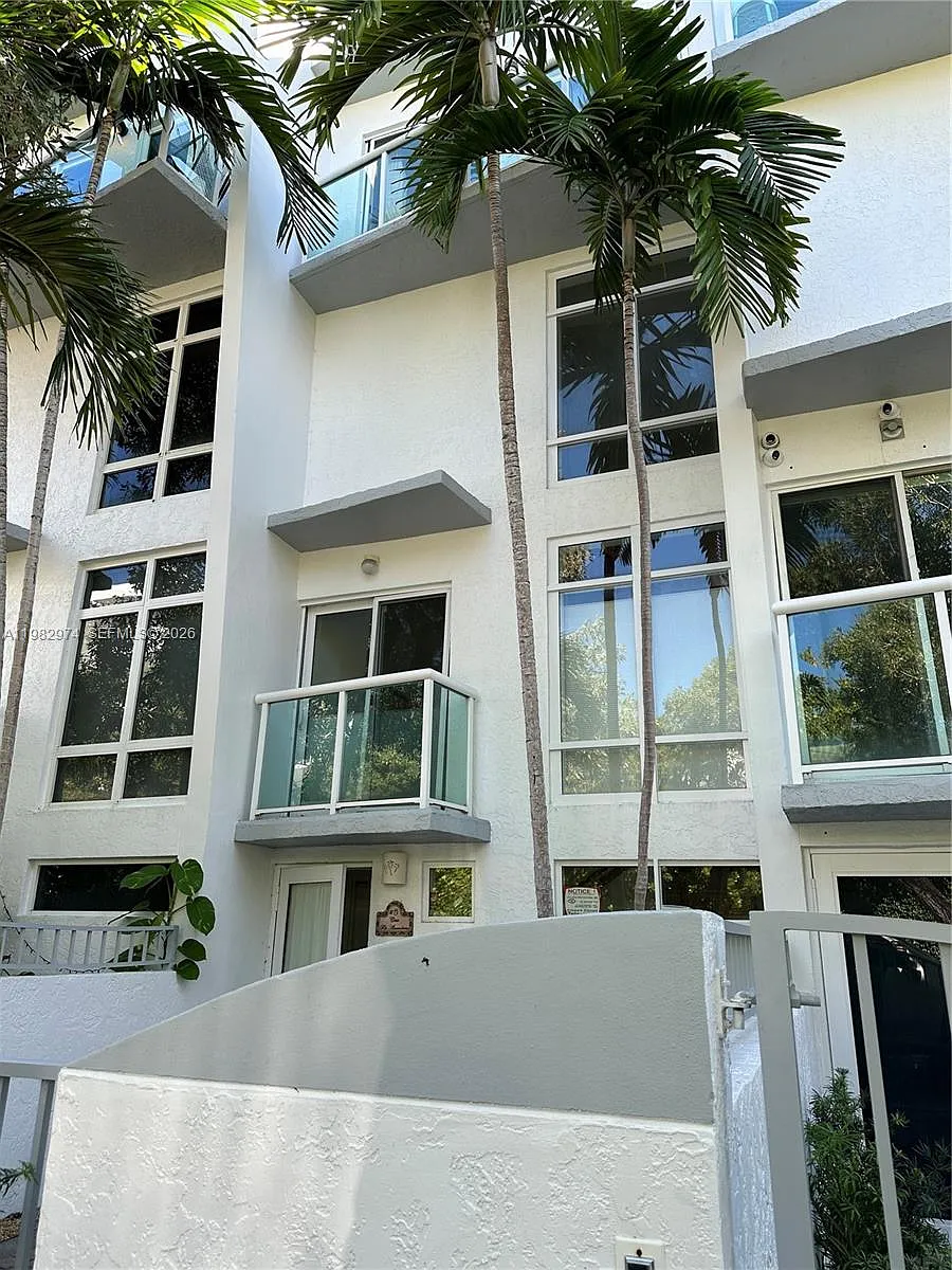 Building Photo - 1853 Jefferson Ave #5