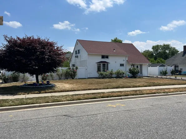 15 Tailor Ln, Levittown, NY 11756