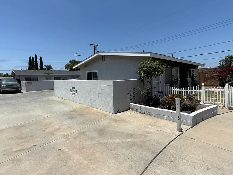 564 N Citrus St — Photo 2