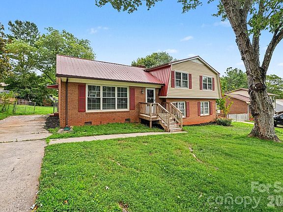 3rd image of 630 Colonial Dr