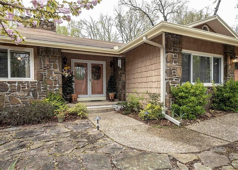 1st image of 10 Islay Dr