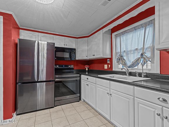 3rd image of 404 Dobbs Street