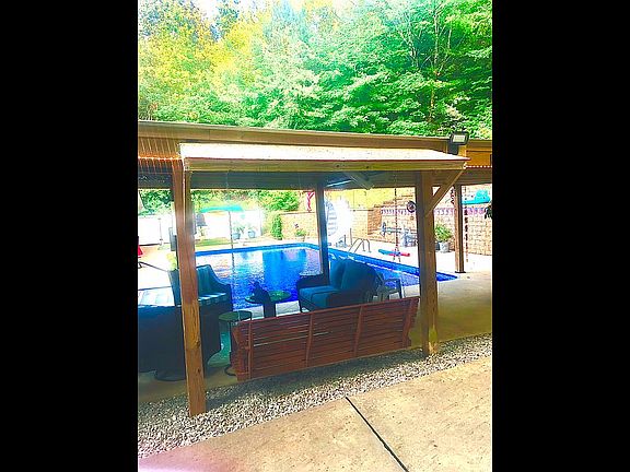 4th image of 121 Deer Run S