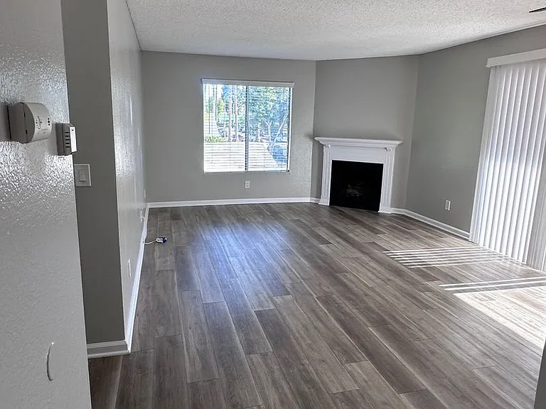 1726 Daly-Jardin Apartments — Photo 6