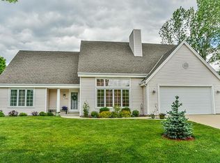 2102 Springbrook S, Waukesha, WI 53186