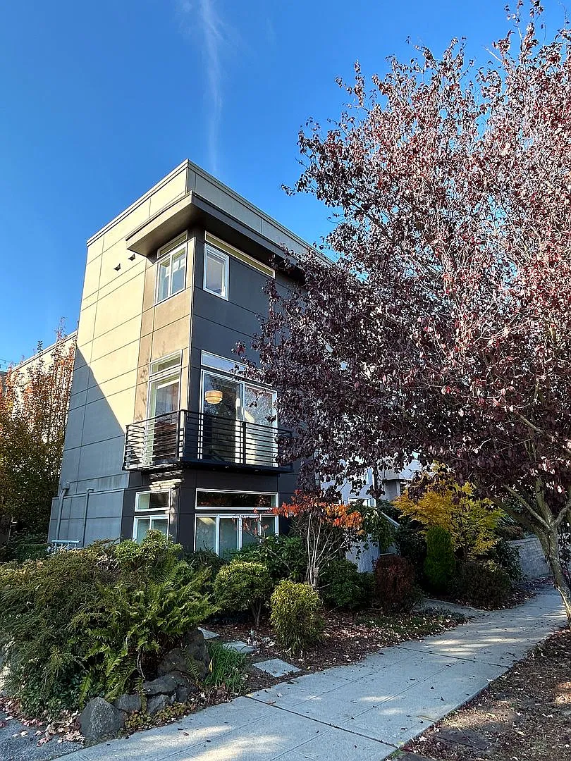 2BR/2BA End-Unit Home in North Admiral: Private Rooftop Deck — Photo 1
