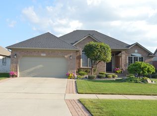 19992 Edinberg Dr, Macomb, MI 48044