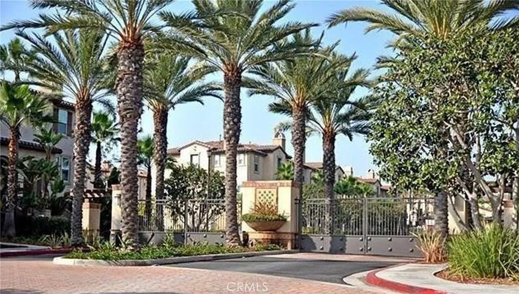 3 bed, 2.5 bath, 1632 sqft, $4,000 — Photo 3
