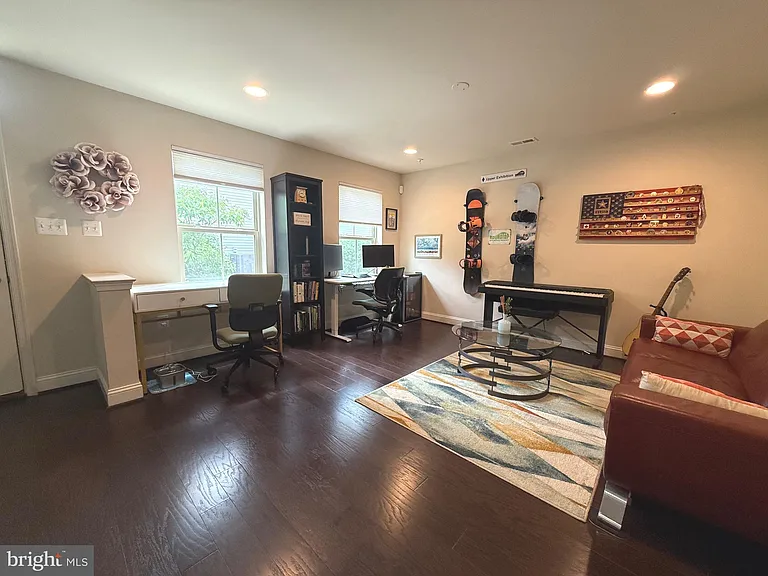 104 Vanguard Ln — Photo 4