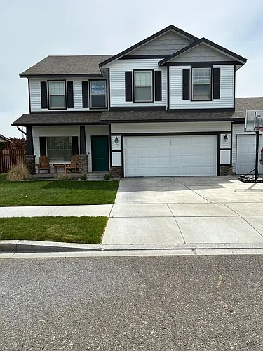 4516 NW Commons Dr Photo 1