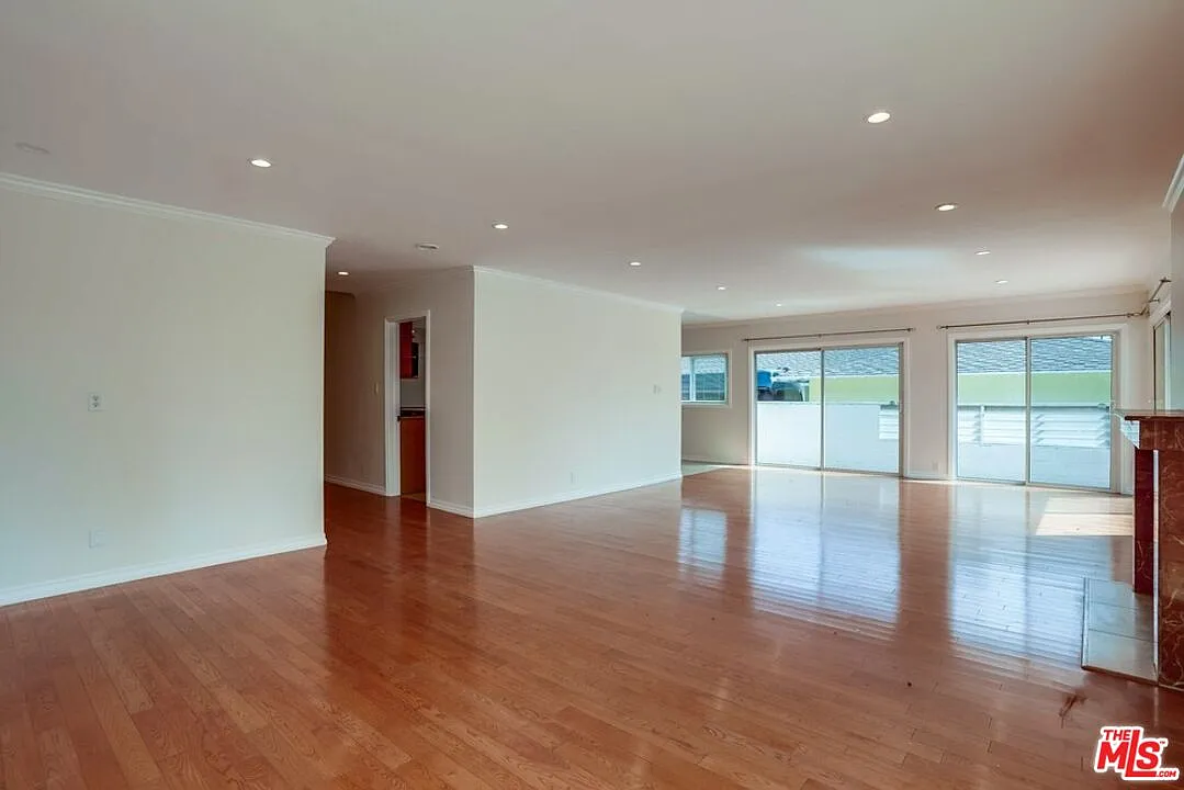 3 bed, 3.0 bath, 2332 sqft, $6,600 — Photo 3