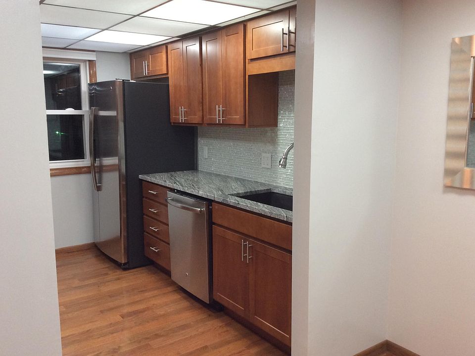 3rd Floor Unit New Custom Maple Cabinets and Stainless Appli