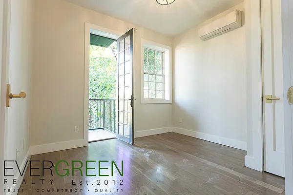 Rented by Evergreen Apartments BK | media 11