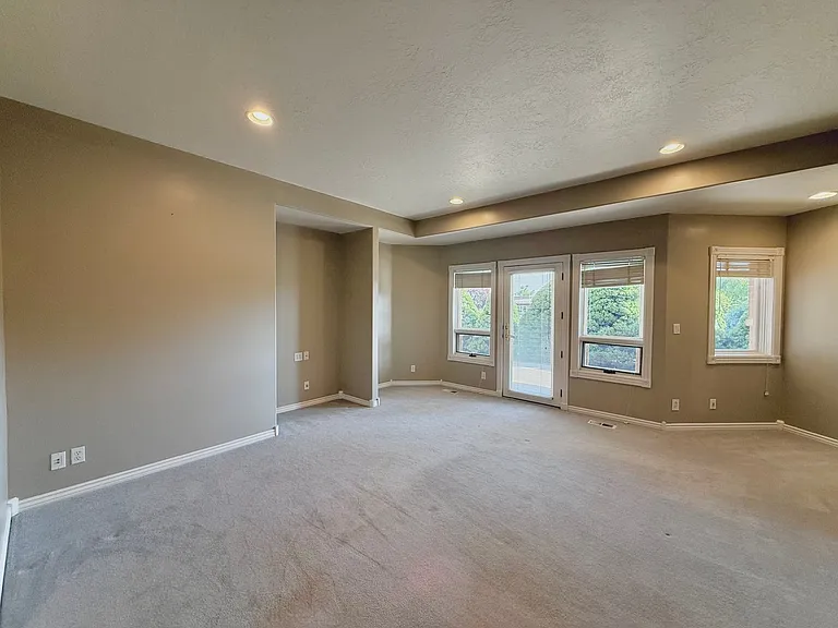 825 N Capitol Blvd — Photo 34