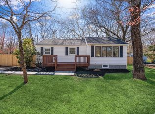 16 Arnold Dr, Middle Island, NY