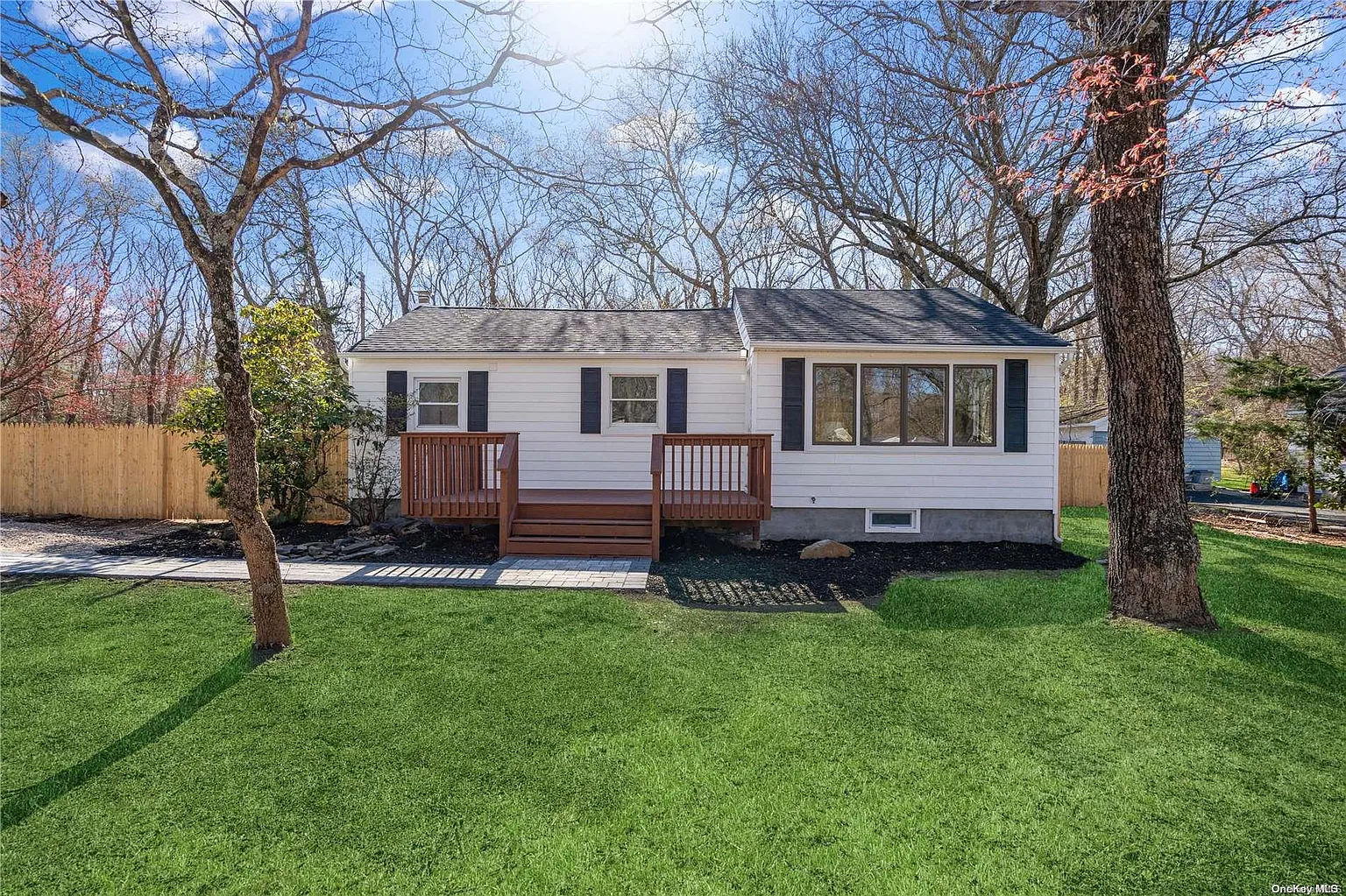 16 Arnold Drive photo 1