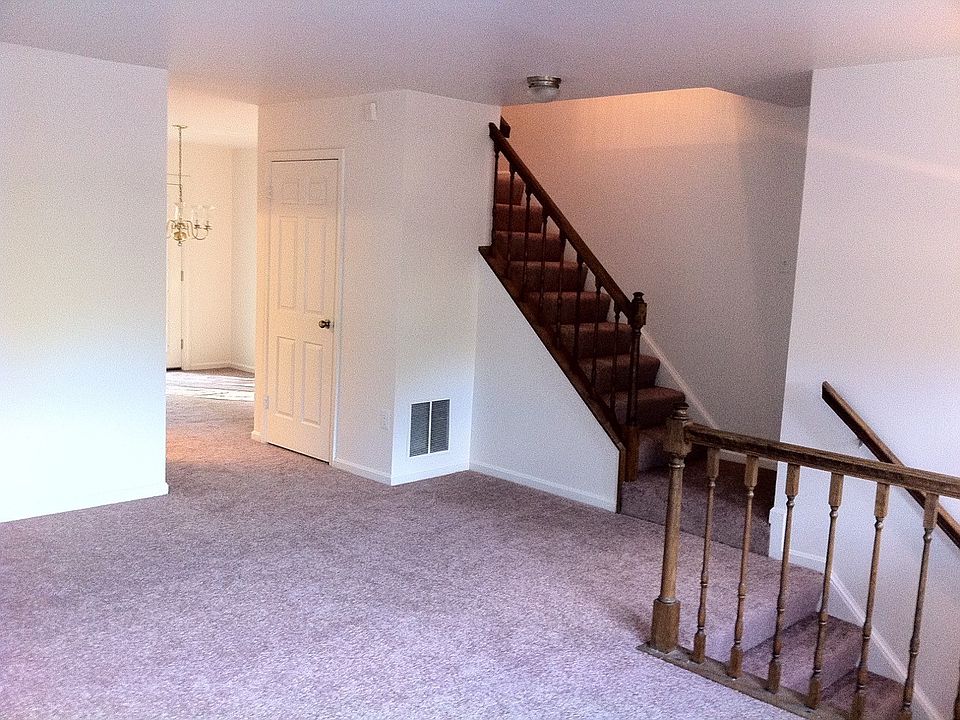 Entrance / Living Room Area