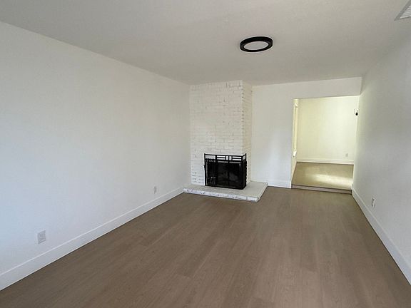 5th image of 403 Elizabeth Way #401