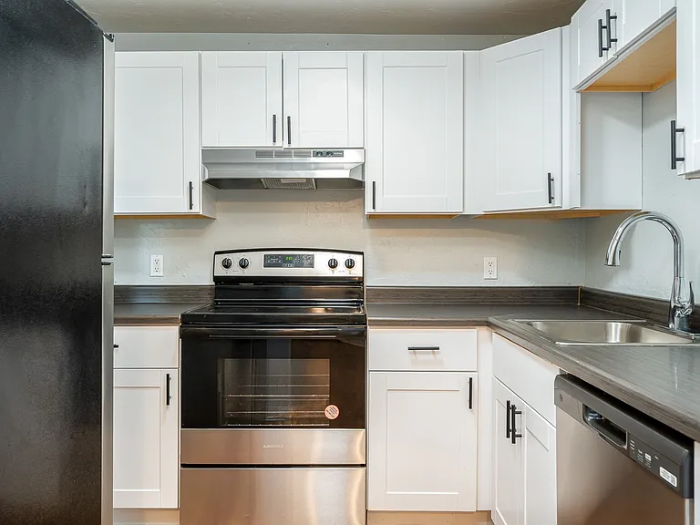 Pacific Village | Kitchen