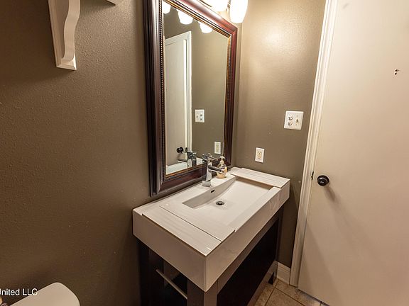 5th image of 907 Catalpa Ct