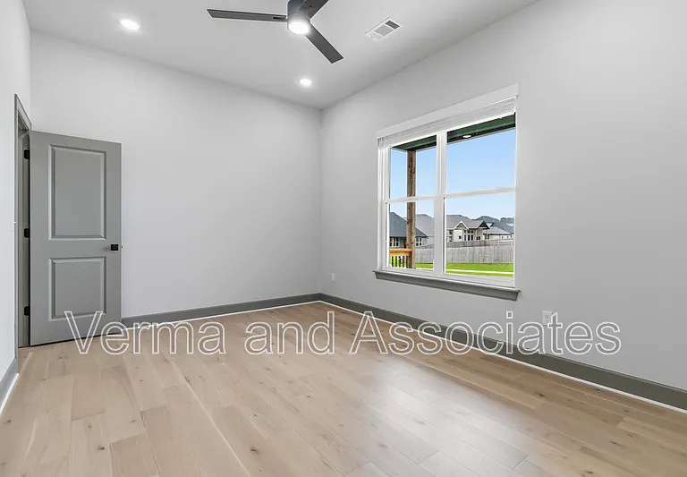 930 Trestle Ln — Photo 11