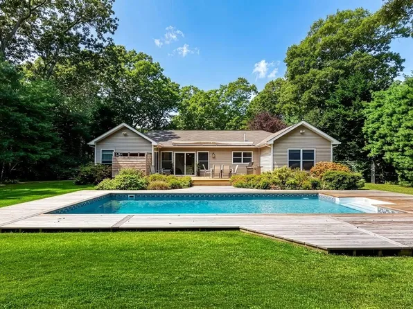 https://photos.zillowstatic.com/fp/387ff0d0700f87df230b7a836e8aef93-p_e.webp