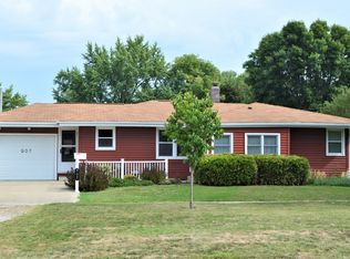 907 E 4th St, Vinton, IA 52349