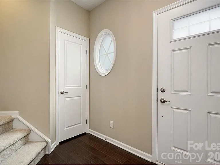 2704 Silverthorn Dr — Photo 3