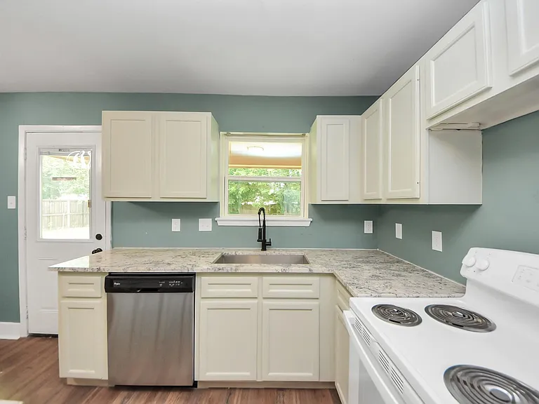 608 Trinity Ln — Photo 11