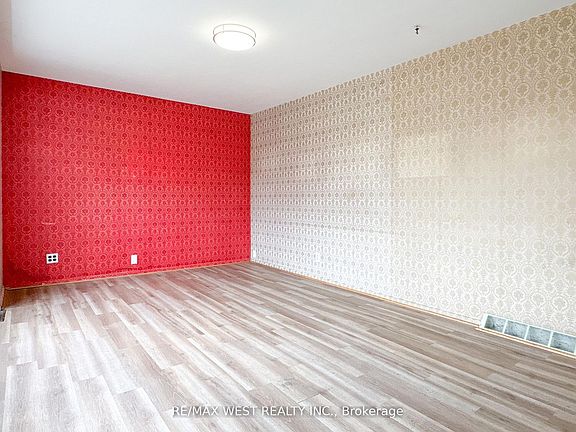 3rd image of 32 Broadleaf Rd