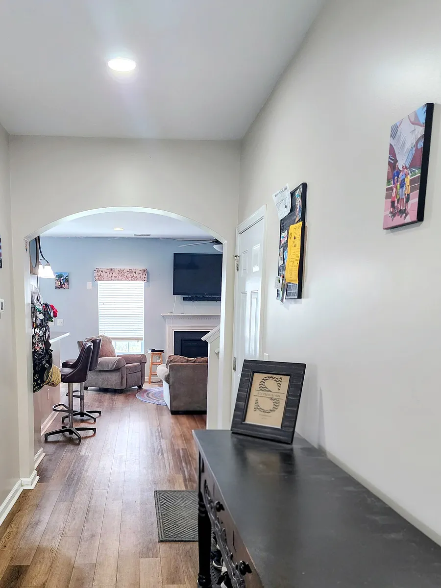 Entryway - 6004 Snead Ln