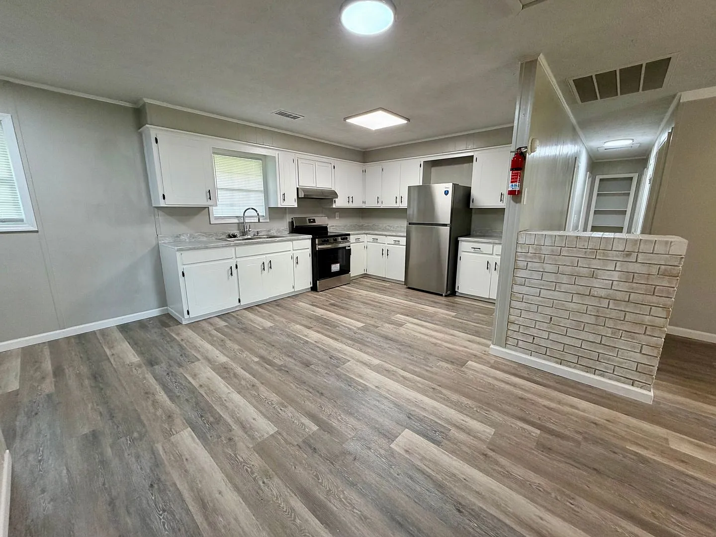 4 Bed 2 Bath House Newly Renovated — Photo 2
